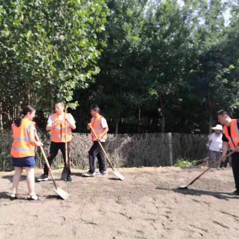 以“四好”农村路建设杲家坡工地，铺筑水稳基层，公司党员到施工现场参与劳动为主题展开主题党日活动