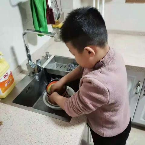 武安镇东竹昌小学全体师生开展了“感恩与爱同行”主题活动