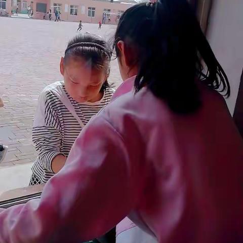 东阳苑小学四一班全体学生进行了卫生大扫除，个个尽显劳动本领，用劳动创造了美丽的班级！