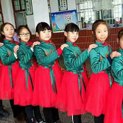 经典润心灵，诵读伴成长 ――记小池镇第一小学经典诵读、主持演讲特色活动小组