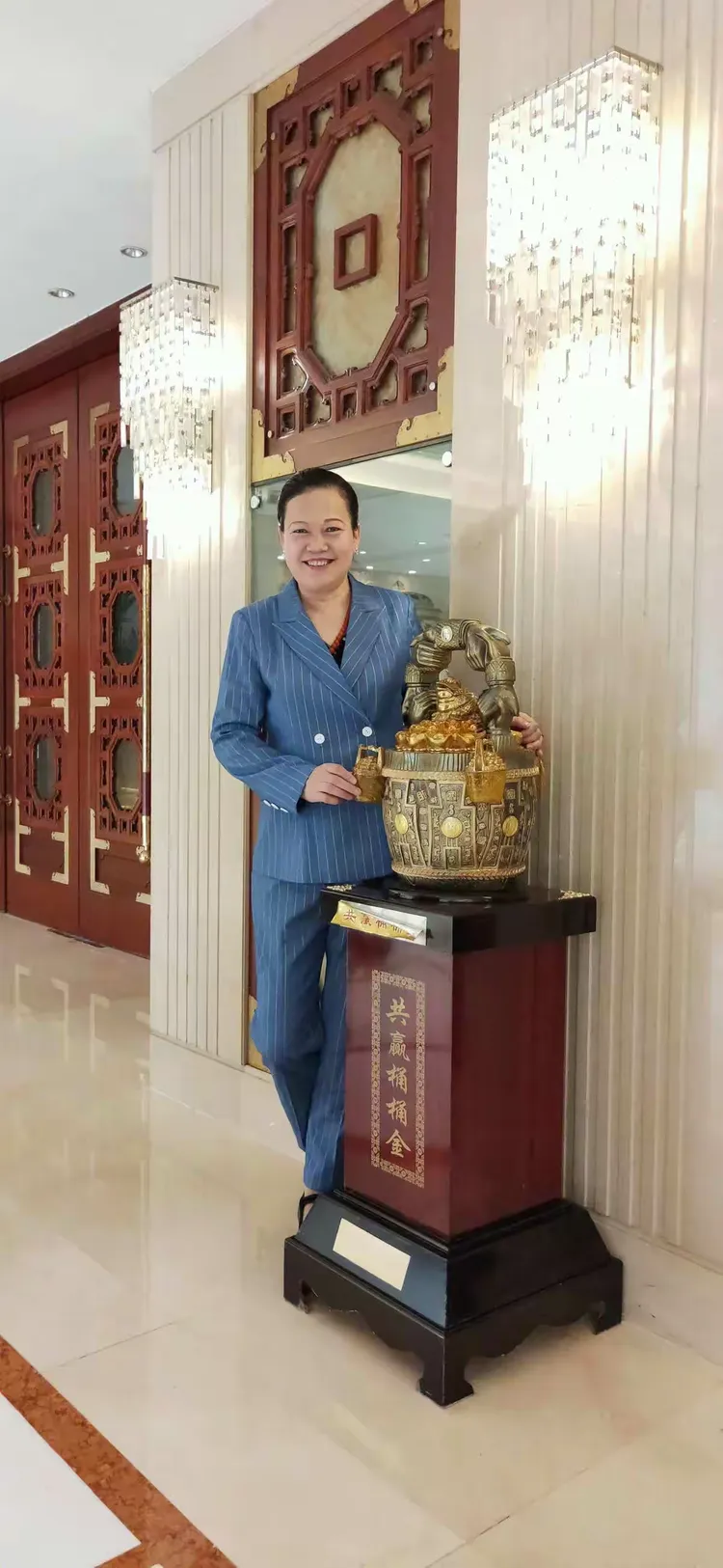 和陈丽萍董事长在热情交谈cctv《智慧中国》栏目组只有承担起旅途风雨