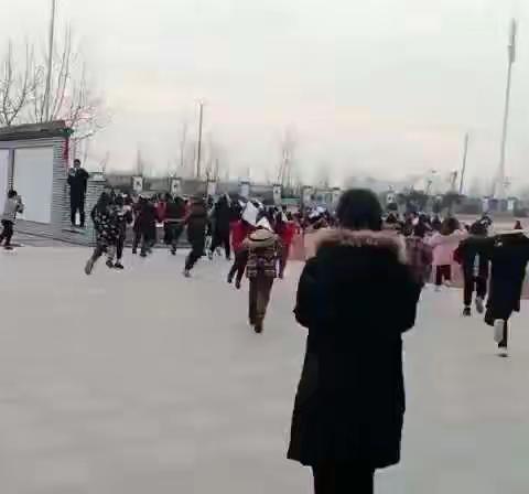 天寒地冻跑得欢  师唱生随齐上阵                                         龙河小学地震应急疏散演练