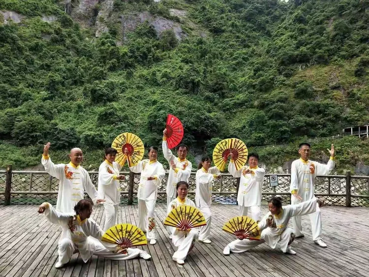 太极群友开儿游郴州，师傅们宏扬中国太极文化表演贯穿祖国大好河山中，