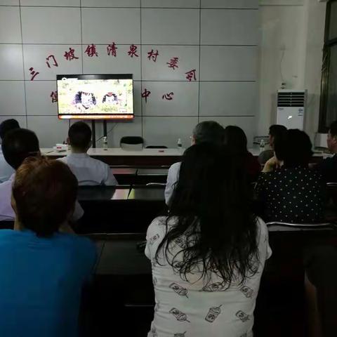 担保公司扶贫小组冒雨深入清泉村参加脱贫致富夜校学习