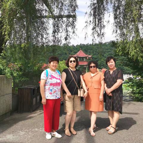 四姐妹龙潭赏荷