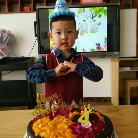 随着母亲节的到来，我们幼中一也迎来一个宝贝李铭泽小朋友的四岁生日。