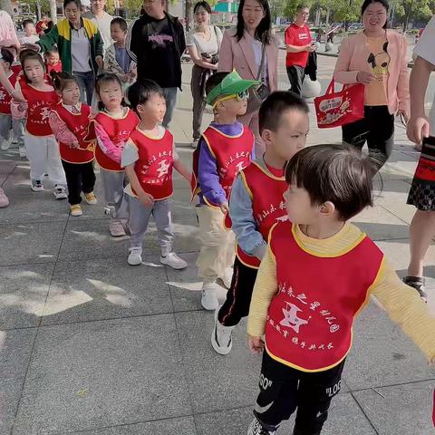 “巧手绘纸鸢 童趣游蓝天”——菱角山未来之星幼儿园首届亲子风筝节活动