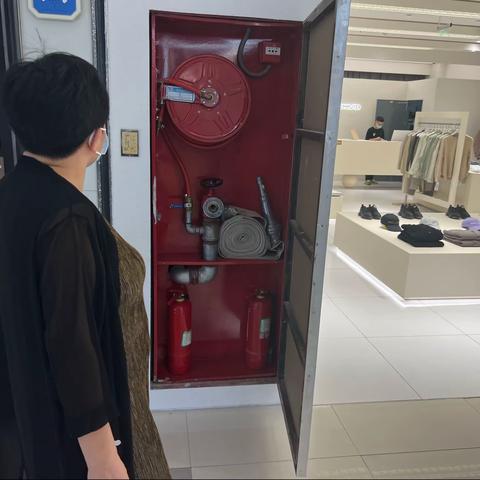 国庆佳节商务局持续督导商超安全防疫工作