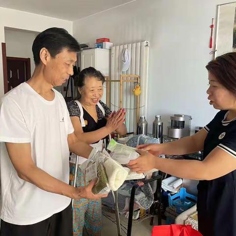 “喜迎二十大，救助暖民心”东关南街街道开展困难群众走访慰问活动