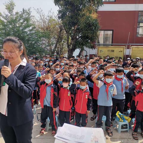 家校努力携手共育，促进孩子健康成长。