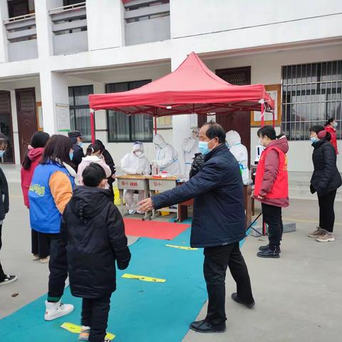 【新时代文明实践  铜山在行动】张集村志愿者助力何桥镇张集小学核酸检测