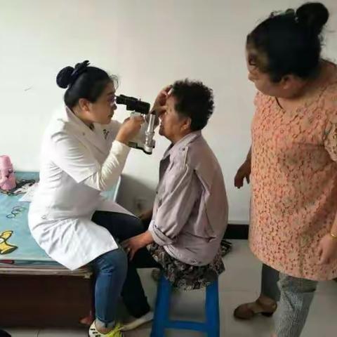 虎台街道虎南社区携手何氏眼科医院义务为居民检查眼睛