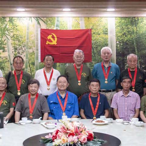 当我们接过《光荣在党五十年》纪念章时——庆祝八一建军节96周年   （草稿）