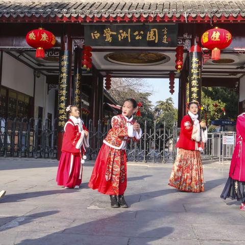 穿汉服的女童在白鹭洲公园欢快的歌舞着