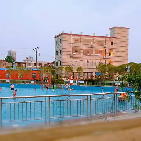 游泳戏水孩子们的最爱