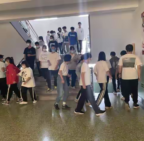 开展应急疏散演练 筑牢学校安全防线