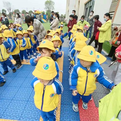 🌷闵集幼儿园小一班亲子运动会🌻“趣玩春天，浓情相伴”