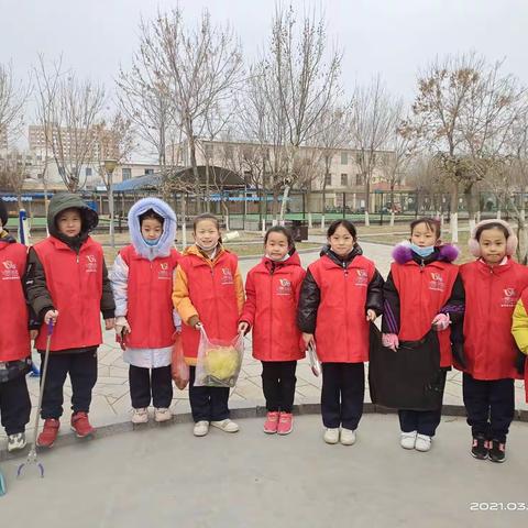 垦利区第一实验小学三年级四班“学雷锋，做公益”小组活动