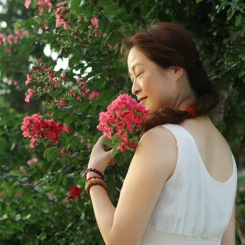 紫薇花下的女人