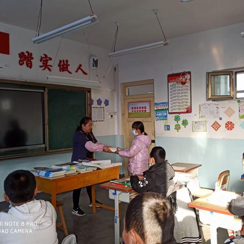 新学期开始啦！我们发新书喽！——白银区金沟口中心小学开展发新书活动