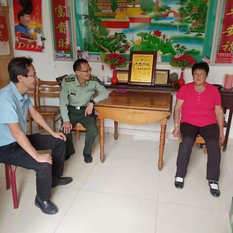 区武装部，街道领导国庆、中秋节前慰问现役军人家属