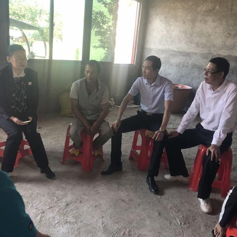 农业农村局王凌融局长慰问王五镇东光村委会贫困户