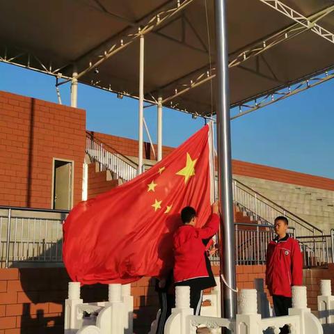 【聊城四中·向阳校区】初二年级举行升旗仪式