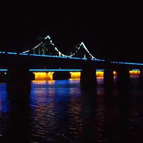 鸭绿江夜景，摄于2013年8月丹东