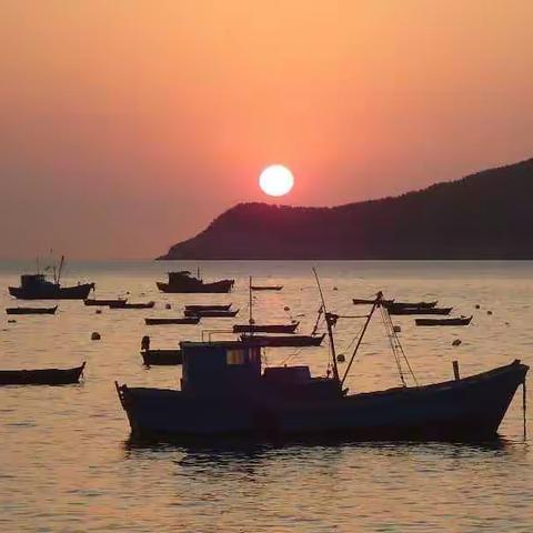 日出，谢忠武摄于2014年10月威海，黄泥沟海岸，