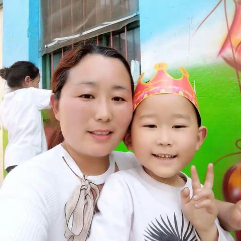 三月初六是七彩阳光幼儿园，大班宝贝高宇泽六周岁生日。祝宝贝健健康康！平平安安！快乐每一天！宝贝，生日快乐！