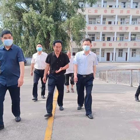 十堰市委统战部领导调研竹溪县中峰中学民族团结进步创建工作