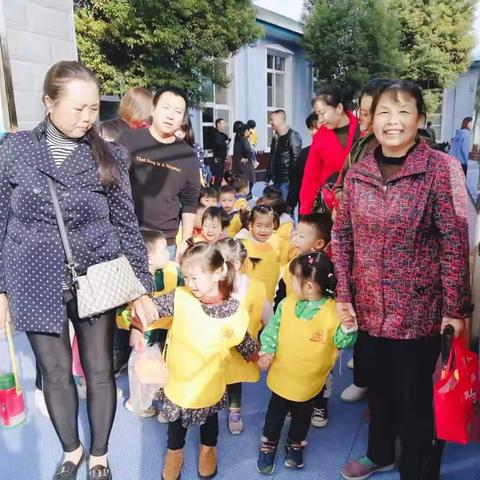 “亲近自然，收获喜悦”娃哈哈幼儿园小班组亲子采摘活动——挖红薯