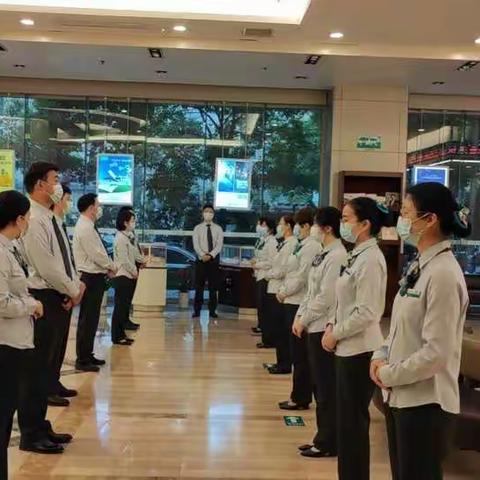 【东湖支行营业室】爱心助老 情暖厅堂