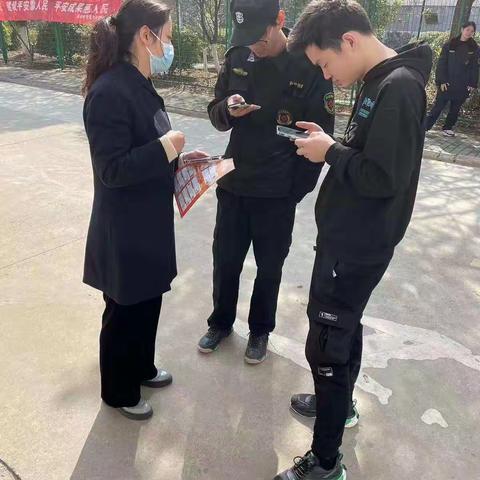 【浓情于心 至远相伴】武汉农行东湖支行营业室外拓团队为新就业形态劳动者上门服务