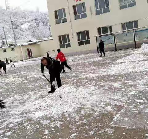 热火朝天除雪忙，家校共通平安路——家校除雪保平安活动