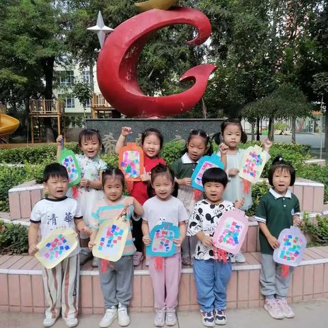 中秋节玩花灯 ﻿                         花灯象征幸福与团圆