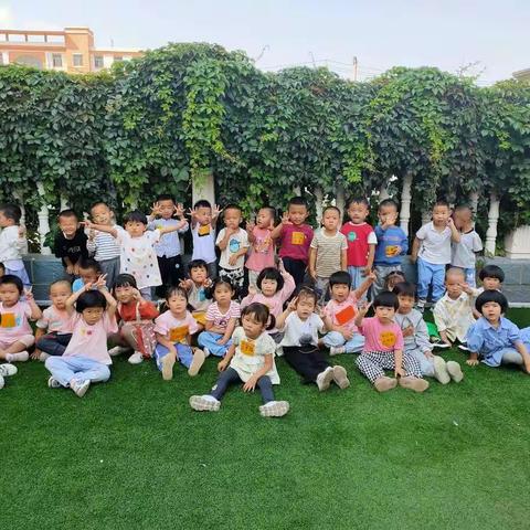 展现宝们第一天的睡姿