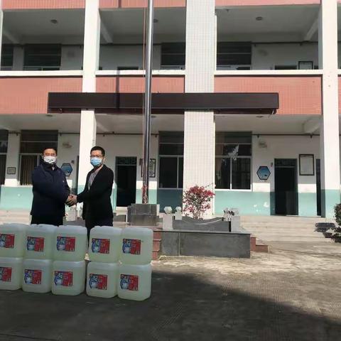 疫情无情 人间有爱––––学生家长赖林城先生向育英小学捐赠10桶84消毒液