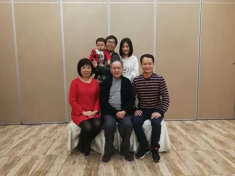 新四大才子!🎓三剑客💂00:0000:00四代同堂,笑逐颜开