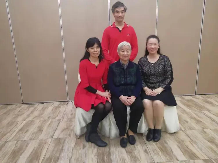 新四大才子!🎓三剑客💂00:0000:00四代同堂,笑逐颜开