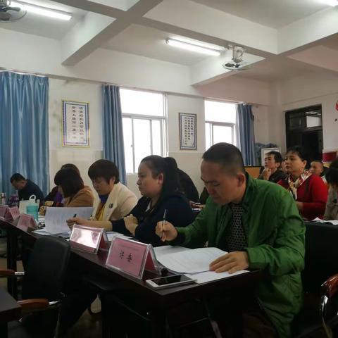 同台竞技展风姿，精彩纷呈话成长——记枫木中心小学青年教师赛课活动。