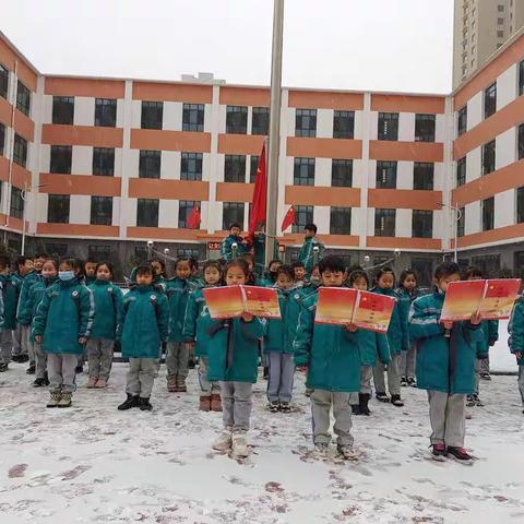 《如何遵守课间礼仪》——平城区十四校上河校区一（1）班升旗仪式