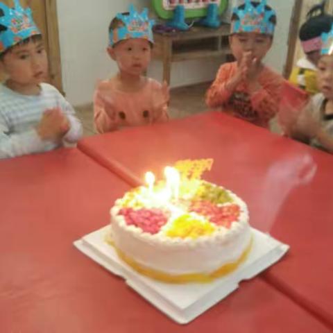 蓝天幼儿园小朋友的生日party。