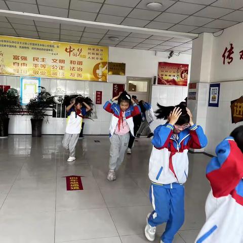 北集坡中心小学开展防震减灾应急疏散演练活动