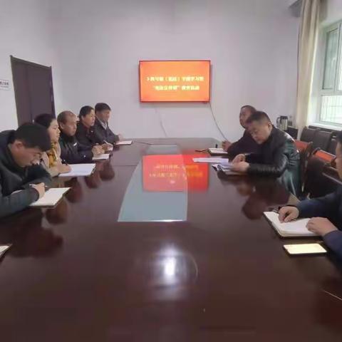 领导干部带头学    尊法守法“领头雁”
