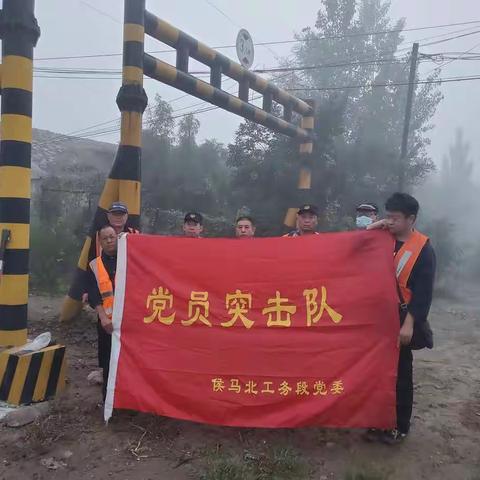 让党旗在晨雾中高高飘扬