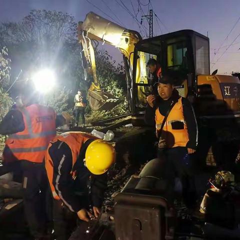 凌晨三点的“热血”施工队伍
