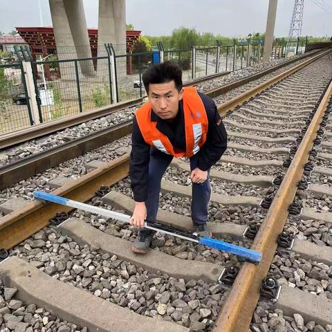 平凡岗位显担当，认真负责保平安