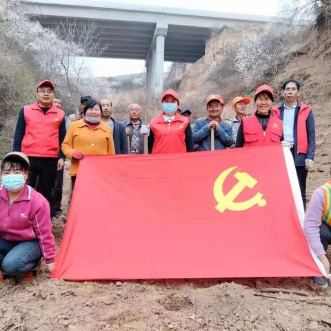 蔡家河村：共建绿色家园 ，共享生态文明 ——主题党日植树忙