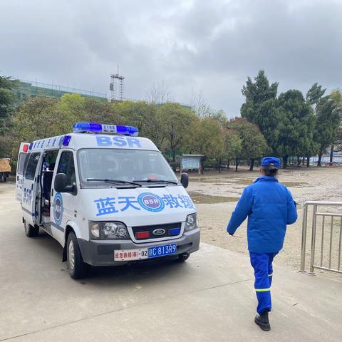 蓝天救援队到罗市中小再次进行消杀